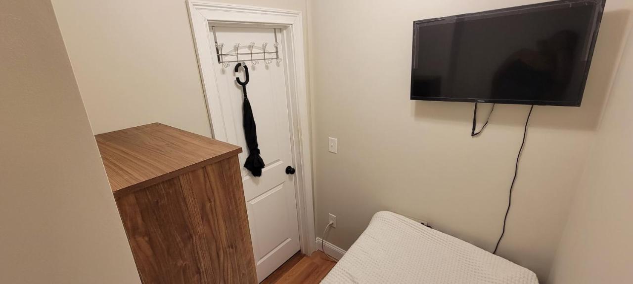 Private Bedroom Near Gasthof Boston