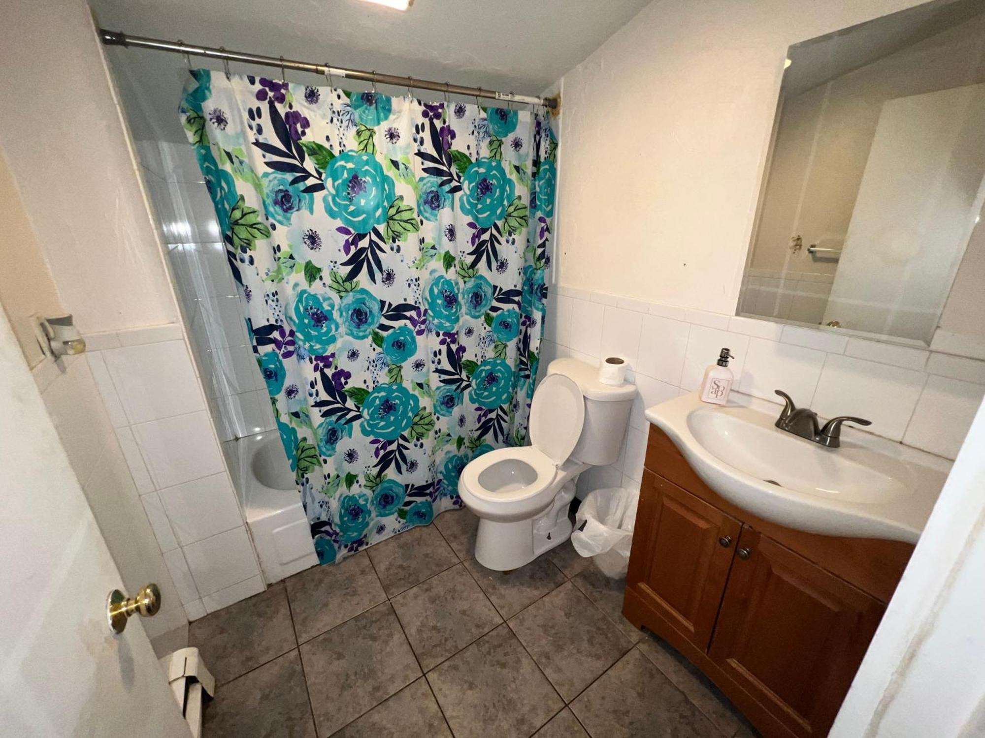 Private Bedroom Near Gasthof Boston